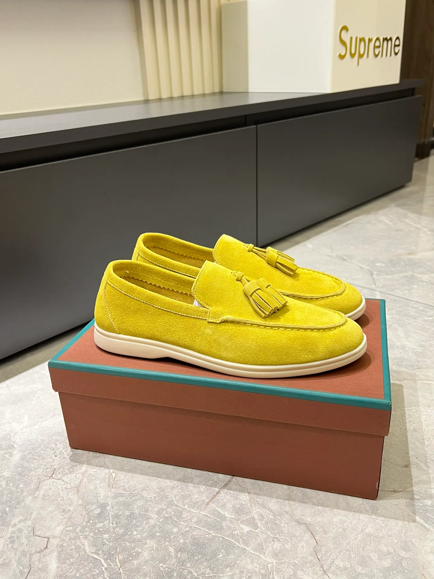 Men's shoes 💰p360 "Loro men's shoes 💰pian'*" Classic L men's shoes for couples 💰p Top version British flat loafers, a must-have item in old money style, the minimalist design is eye-catching and durable, a plus point for dressing The soft foot feel and texture are outstanding. They don’t scratch your feet and are very nice. They are matched with soft and waxy soles. They can be worn daily for a long time without getting tired. They are easy to wear, versatile and classic items, with perfect foot feel and texture! Imported cashmere fabric, the lining is made of imported A-grade water-dyed cow lining, the top version of the genuine leather midsole is sewn with pure handmade mark thread! Size: Female 35-40 (34. Customized) Male 38-44 (45.46. Customized)